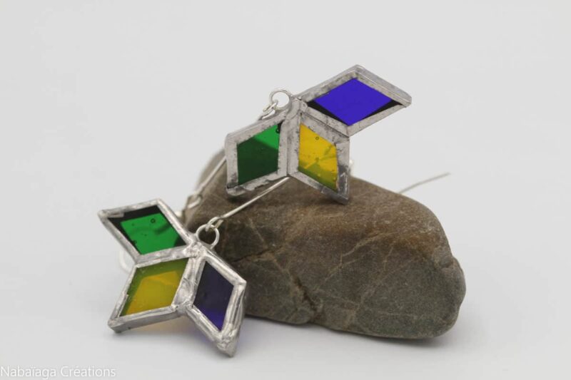 Boucles d'oreilles vitrail fleur jaune bleu